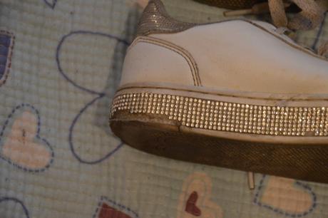 31 bílé tenisky s kamínky, graceland,31