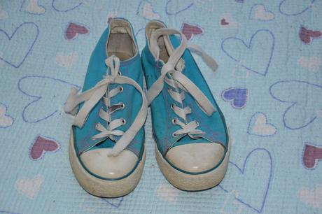 Tyrkysové tenisky se srdíčky, 35