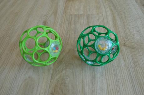 Dva chrastící míčky brightstarts oball, 