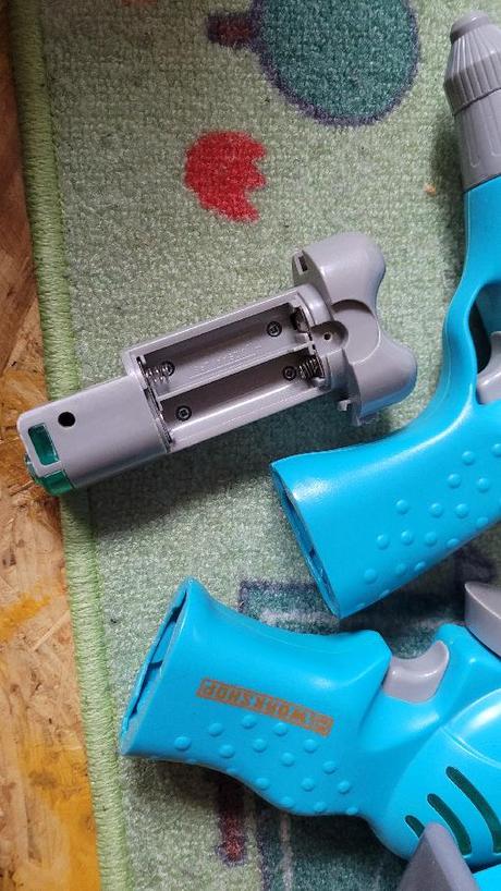 Dětský pracovní stolek a nářadí,