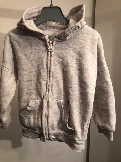 Šedá mikina s kapucí, 86