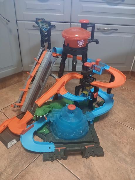 Hot wheels city vodní dráha útok krokodýlů,