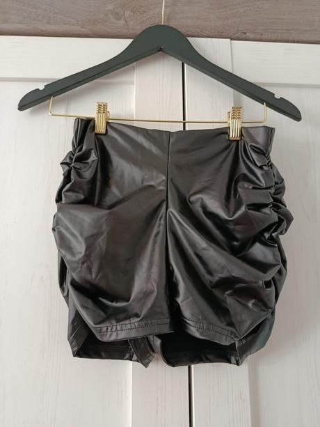 Koženkové kraťasy, 36