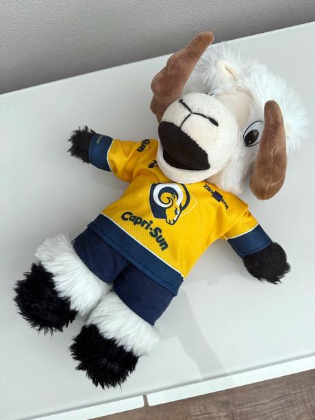 Plyšový maskot beran, ri okna berani zlín, 