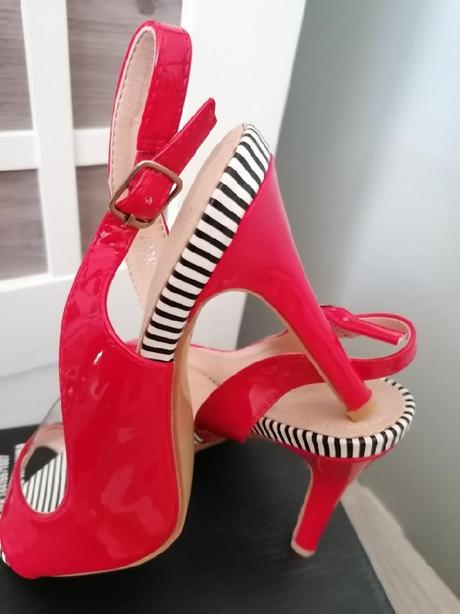 Červené sandály, 36