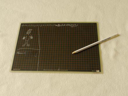 Cerna tabulka na psani s bilou tuzkou, 