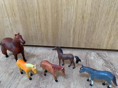 Sada figúrok zvierat, časopisov a zošitov, 