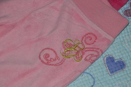 Růžové plyšové tepláky s motýlky a kamínky, 116