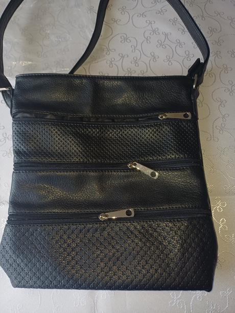 Nová kabelka crossbody, 