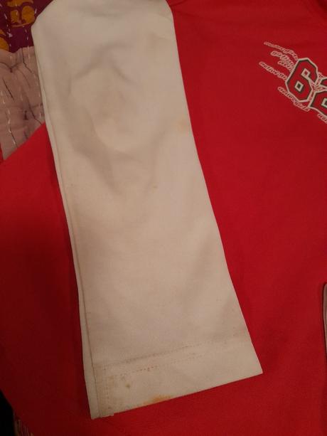 Červené sportovní triko ucourané rukávy zdarma, 152