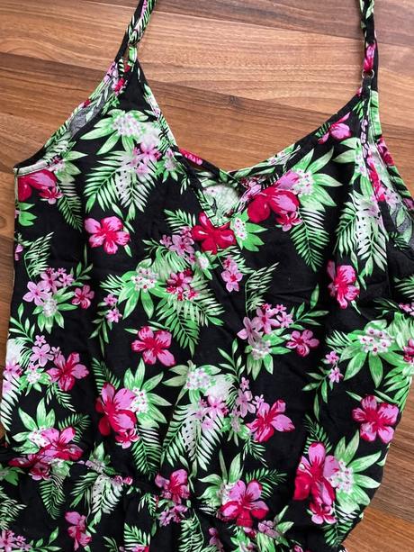 Letní overal, vel m, v prsou spíše s/m mshll girl, s