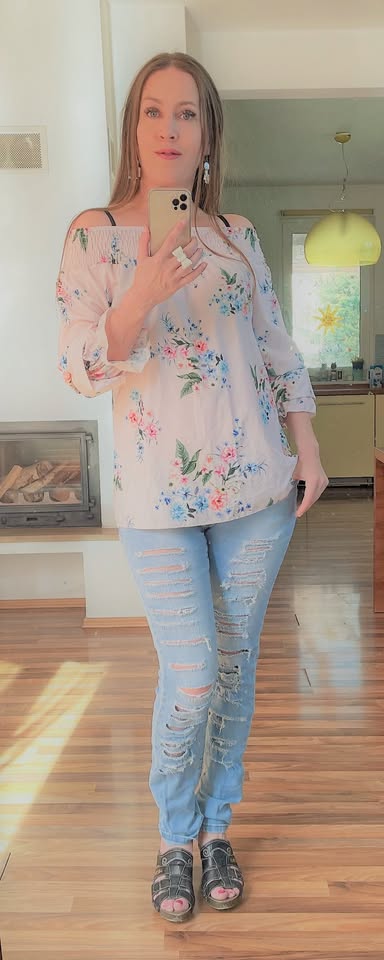 Světle růžová halenka na ramena s nabíraným rukáve, 