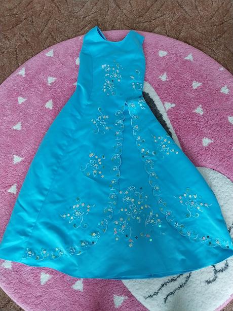 Modré šaty na šněrování., 134