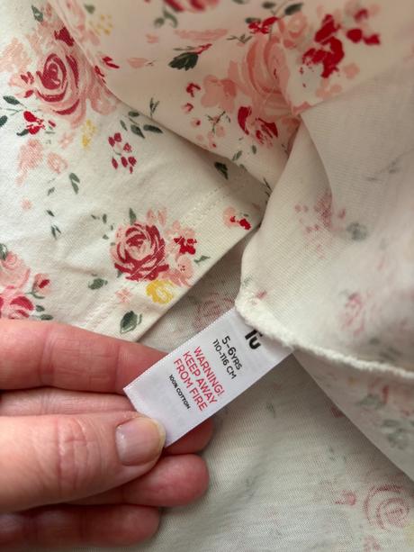 Ob/ šaty smetanové s růžemi zn. tu - v.5/6 let, tu,116