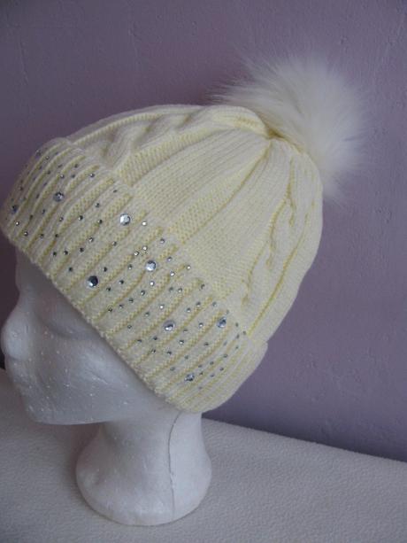 Pletená zimní čepice zdobená kamínky, 98