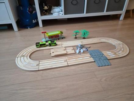 Dřevěná vláčkodráha s vláčkem a doplňky,