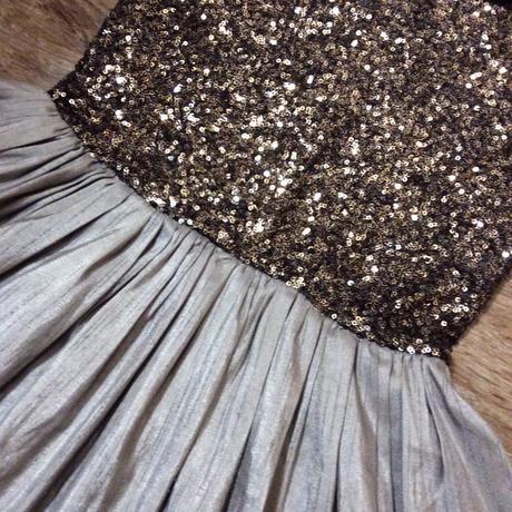 Slavnostní šaty zdobené drobnými zlatými flitříky, matalan,134