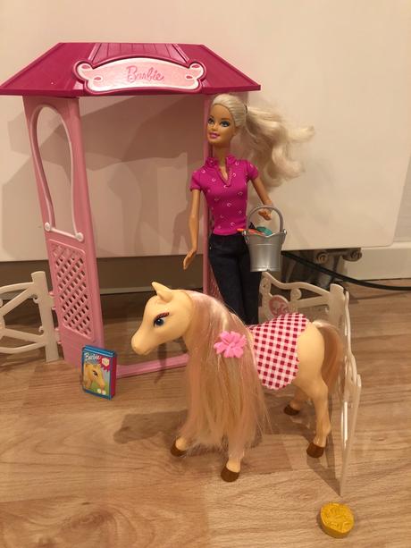 Staj s barbie, 2 kone a doplnky, 