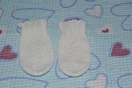 Bílé pletené rukavičky, 68