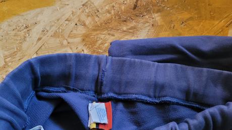 Tepláky, kšiltovka, sportovní taška a slipy, 104–116