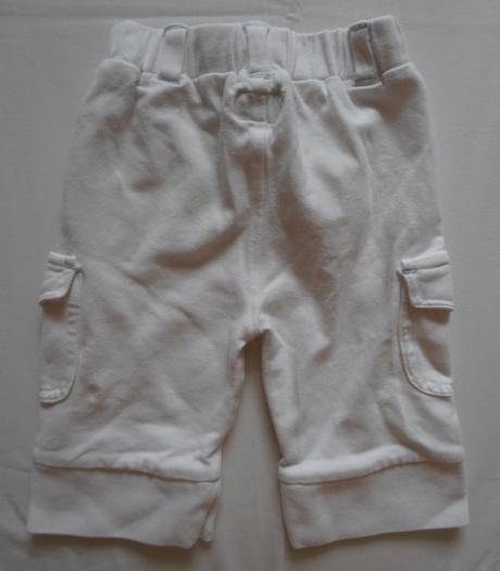 T42. bílé bavlněné tepláky, 56