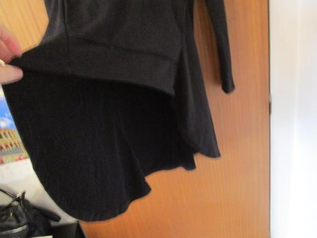 Zajímavá černá dlouhá elast. mikina s kapucí-šaty, 38