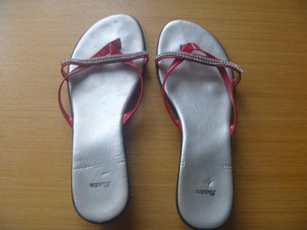 Nazouváčky s červenými pásky zn. baťa vel. 39, baťa,39