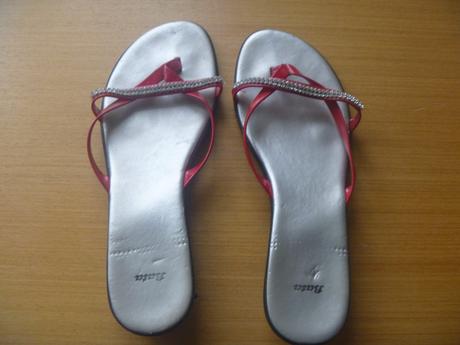 Nazouváčky s červenými pásky zn. baťa vel. 39, baťa,39