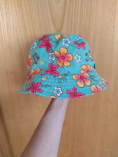 Květovaný klobouk, 92