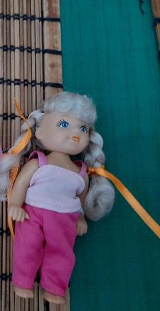 Copánková malá panenka plastová,