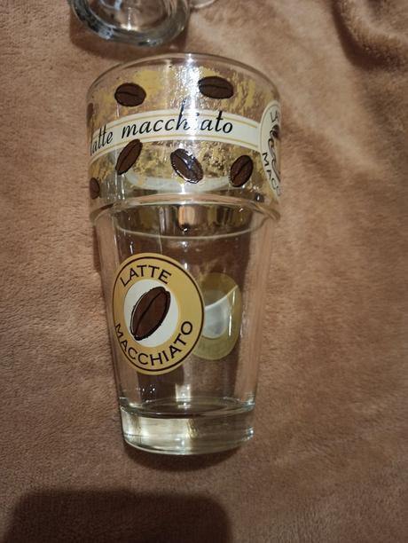 3x vyšší sklenice na kávu,