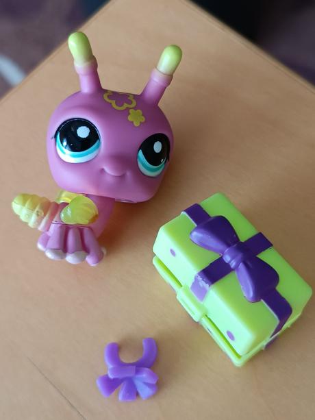Lps brouček s kytičkami + balík + kytička,