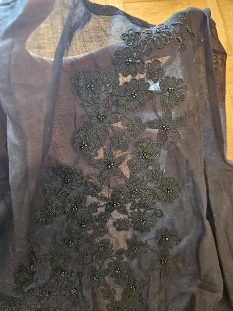 Pozdrove šaty s vyšíváním a rozparkem na zadech, zara,m