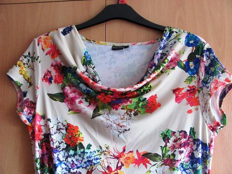 Květované šaty, 44