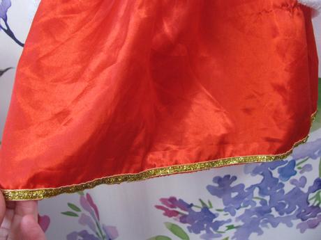 Vánoční saténové šaty, 104