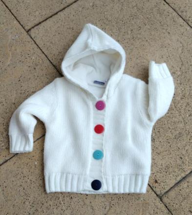 Vyteplený bílý svetr na knoflíky s kapucí, lupilu,74