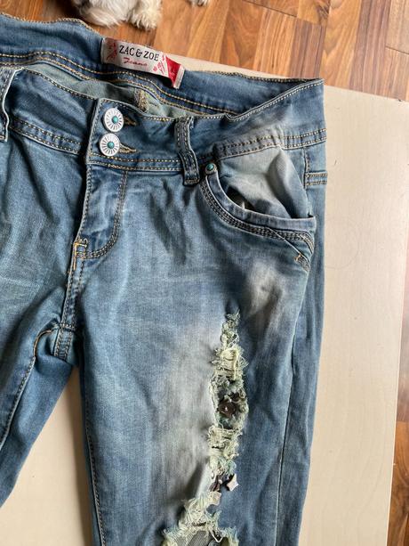 Děravé džíny s kamínky, vel l spíše asi menší, za, m