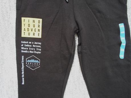 Černé tepláky, 146 / 152