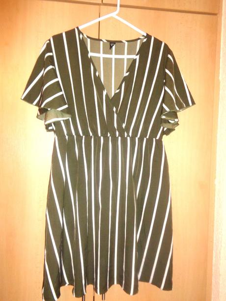 Slušivé pruhované šaty, xl