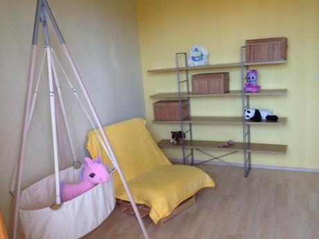 Pokojik pro mimi-kolebka leander,kreslo+policeikea,