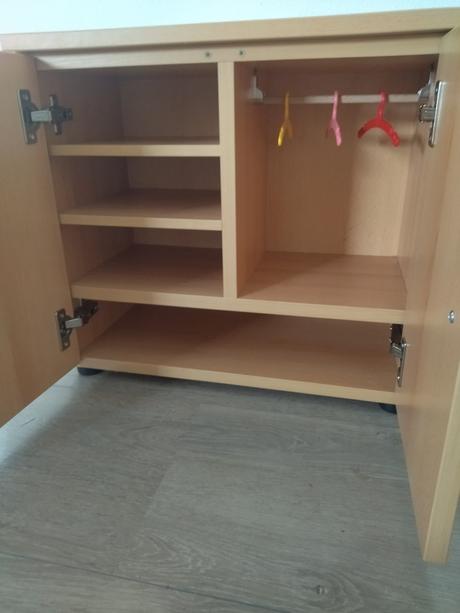 Skříňka na oblečení a doplňky pro panenky, 