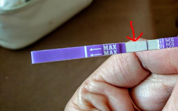 Pozitívny a silňujúci testik, ale hCG v krvi negatívne