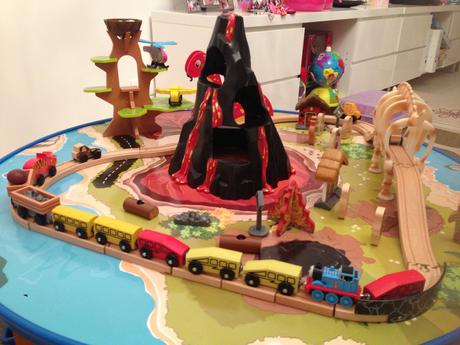 Kidkraft vláčkodráha se stolem - dinosauři, 