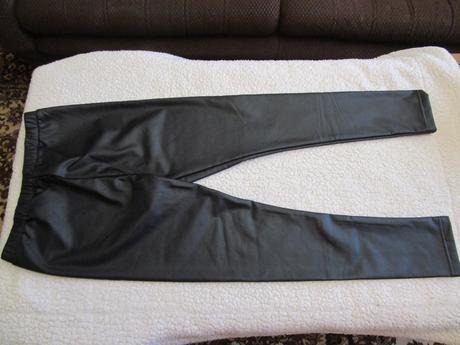 Nové černé elast. kalhoty - legíny, jako kožené, 152