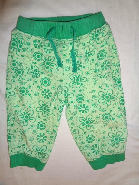 Krásné zelinkavé květované kalhoty, berti,68