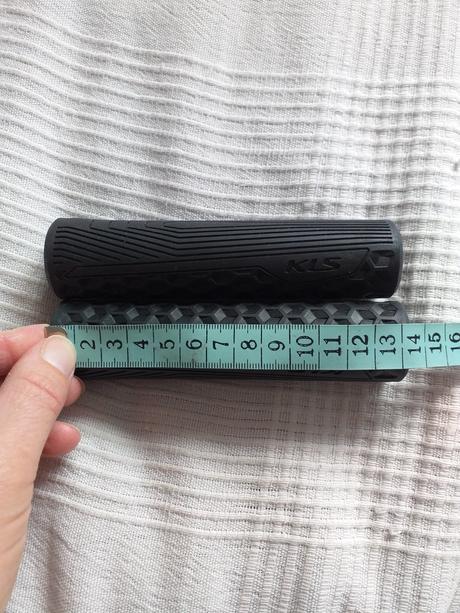 Nové gripy/rukojeti na kolo zn. kls, 