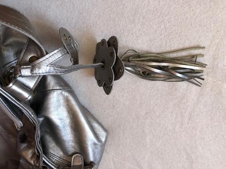 Stribrna taska pres rameno,