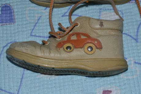 Béžové kotníčkové boty s autíčkem, zn. jd mod dep, 24