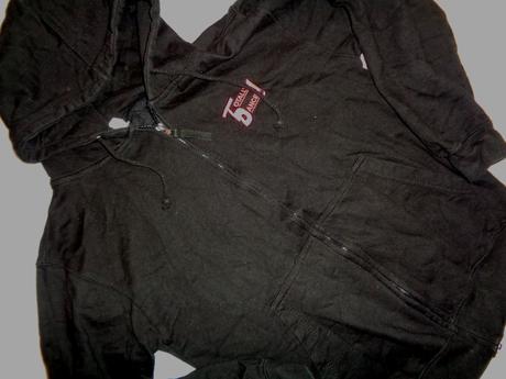 Pěkná černá mikina - svítivé nápisy 164/170, 164