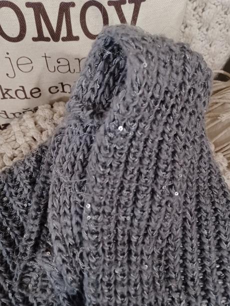 Šedý komplet se stříbrnou nitkou a flitry, kik